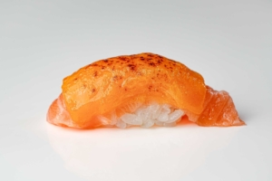 NIGIRI SAKE FLAMBE CON CHEDDAR