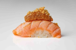 NIGIRI SAKE FLAMBE CON ARACHIDI